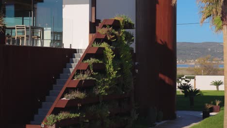foto reveladora de los macizos de flores abstractos al lado de las escaleras en una villa