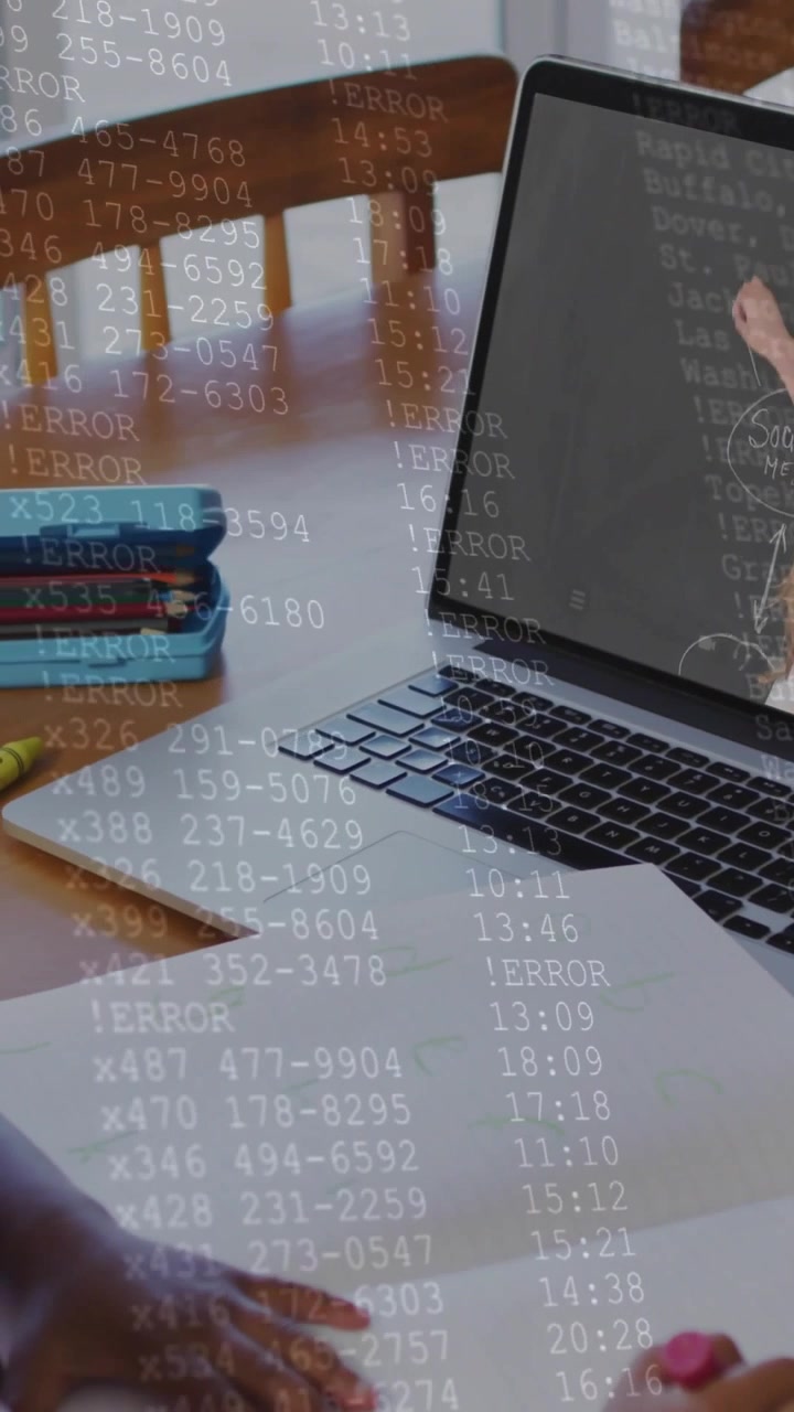 Vertikales Video: Mädchen benutzt rosa Marker im Unterricht, Laptop zeigt ERROR-Nummern-Overlay über Papieren an