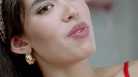 la modelo muestra sus rasgos faciales simétricos, piel clara y ojos expresivos