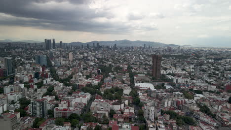 Vista-De-Una-Fuerte-Tormenta-En-La-Ciudad-De-Mexico