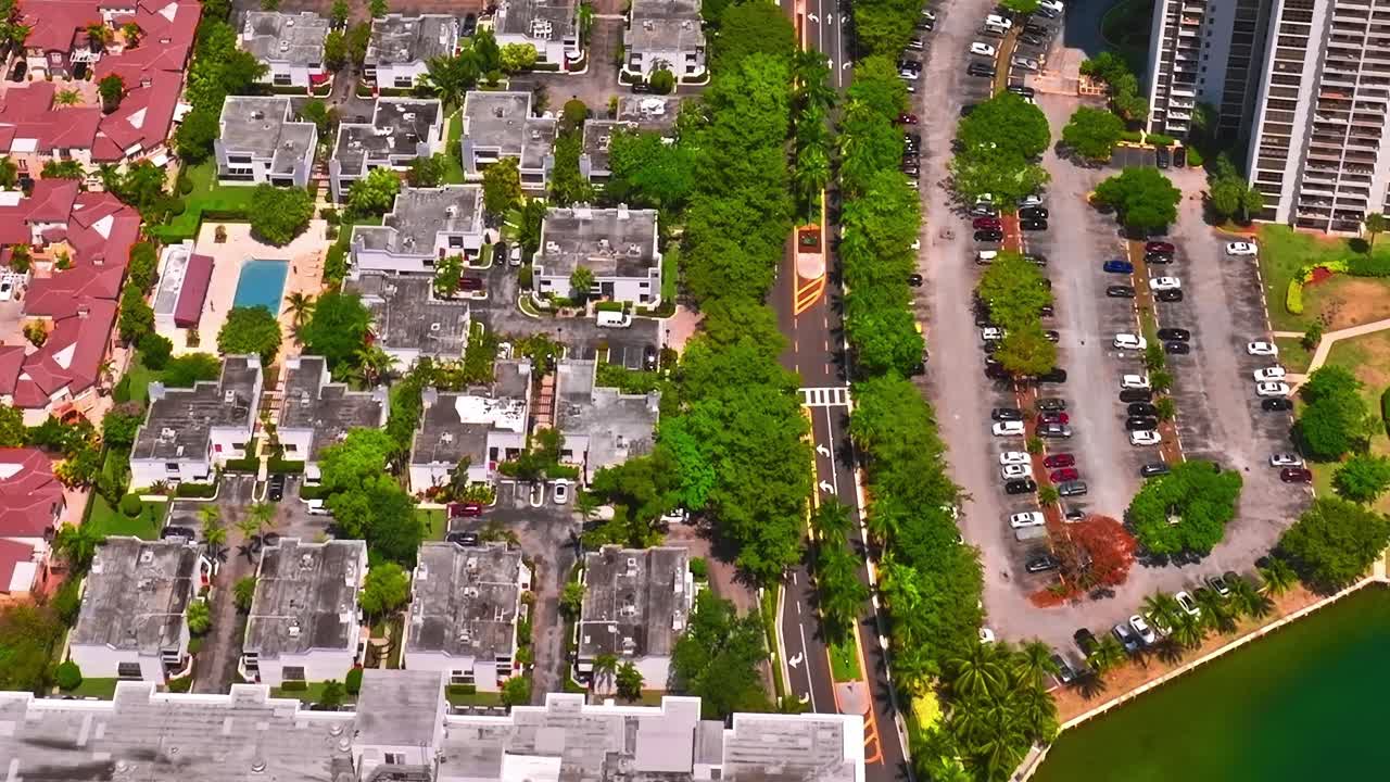 Ilmakuva asuinalueesta ja parkkipaikasta Miamissa, USA:ssa