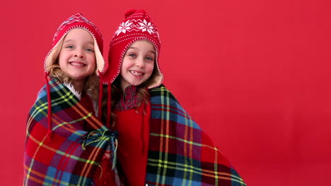 Lindas-Hermanas-Festivas-Sonriendo-A-La-Cámara