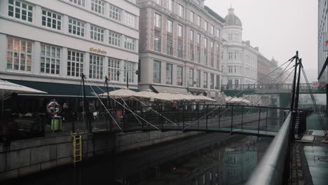 Aarhus-Stadtzentrum-Fluss-Nebligen-Tag-Brücke