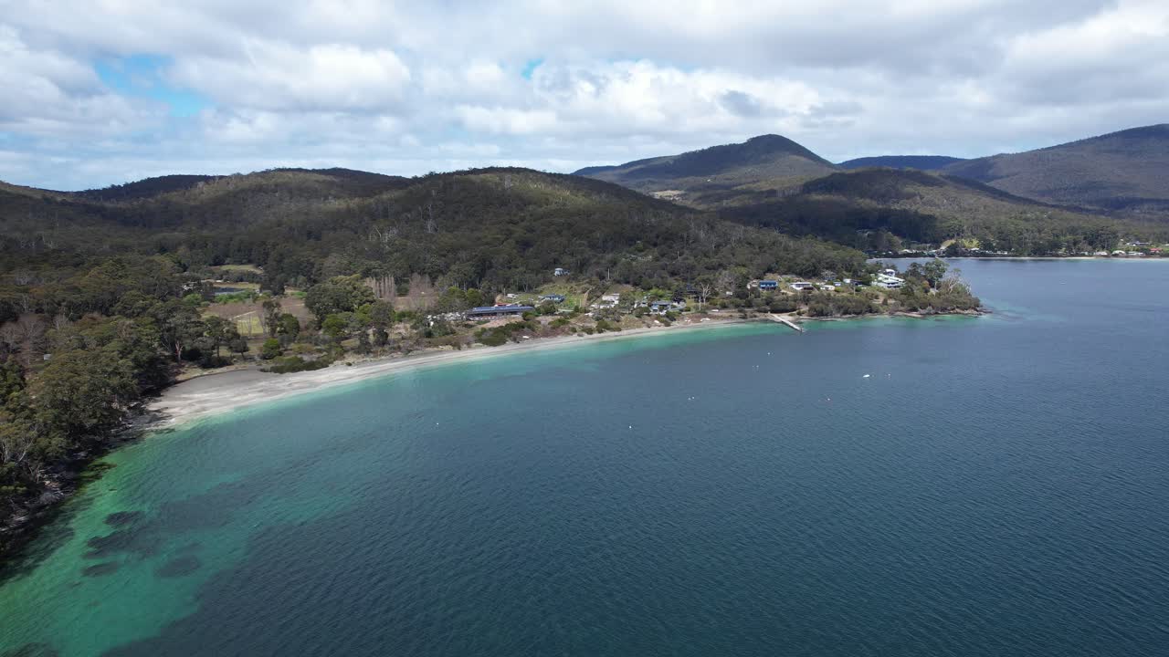 Fredfyldt udsigt over Adventure Bay Beach i Tasmanien, Australien – dronebillede