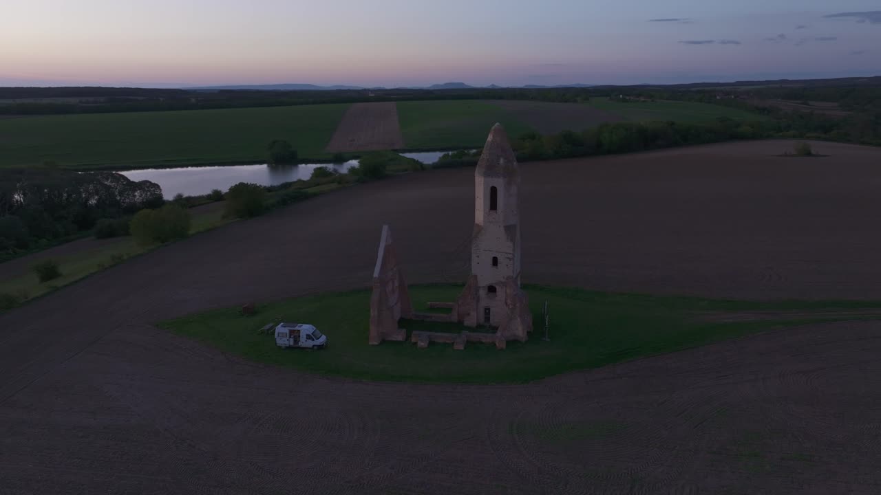 Förfallet kyrktorn står ensamt i skymningen, Ungern