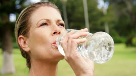 Sportlerin-Trinkt-Wasser