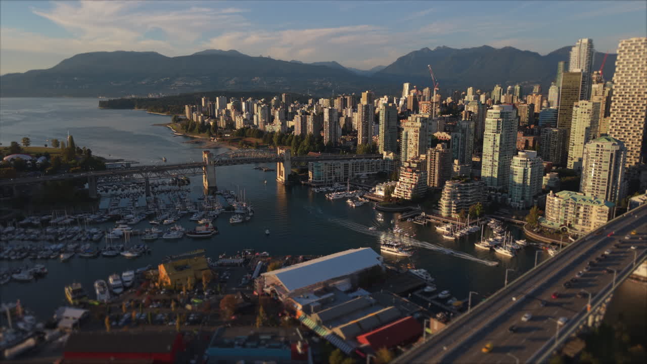 Vista aérea de Vancouver y el puente de la calle Burrard en un día soleado de verano