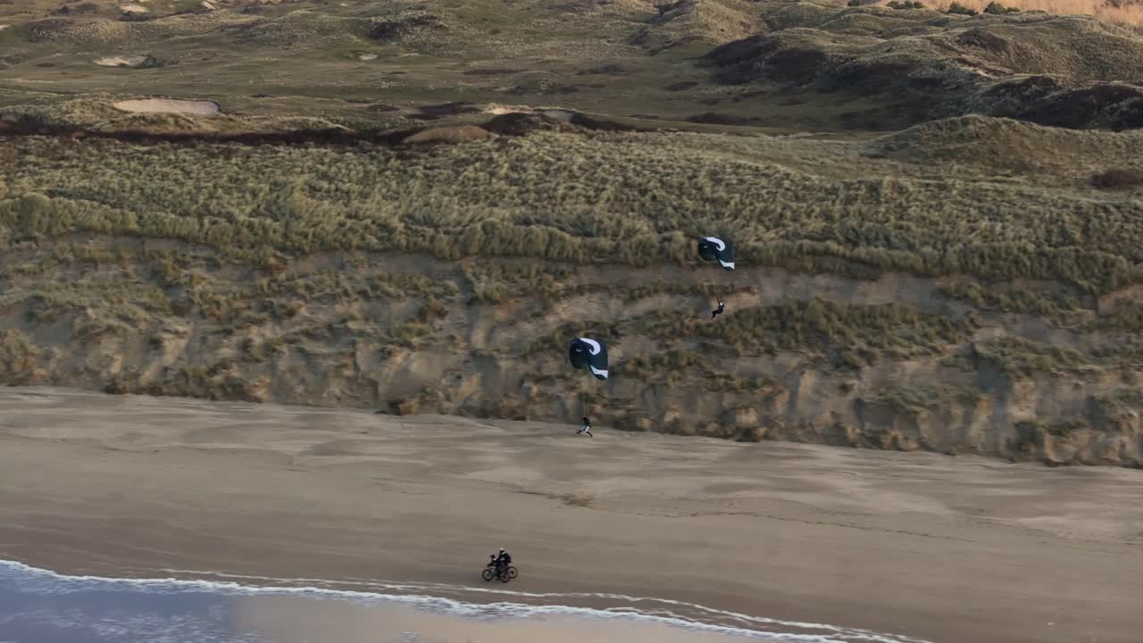 парапланирование на пляже с песчаными дюнами