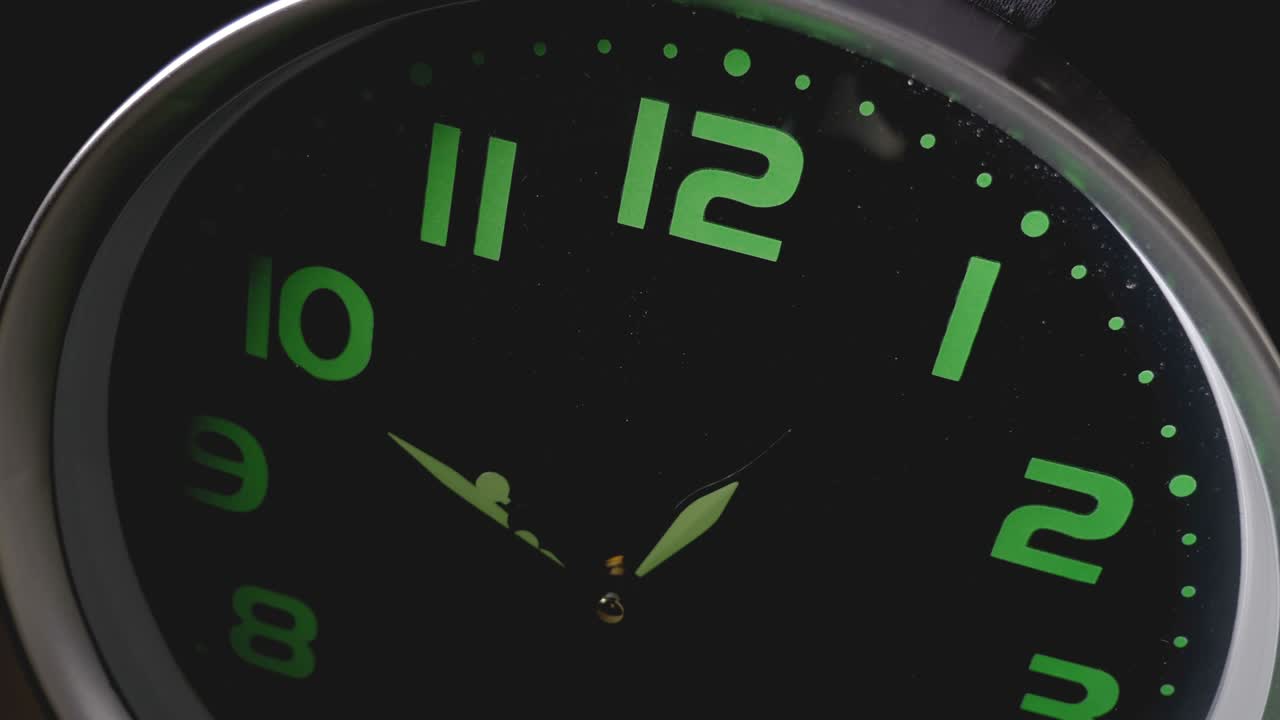 símbolo, concepto de paso del tiempo - la manija de segundos de un reloj de pared haciendo tictac