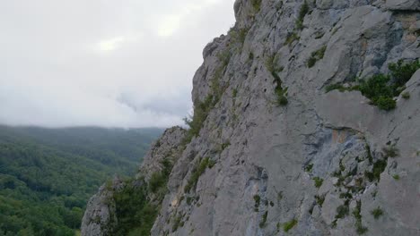 Imágenes-De-Drones-De-Un-Acantilado-De-Escalada-En-Las-Montañas-De-Los-Pirineos-En-Tarascon-Sur-Ariège