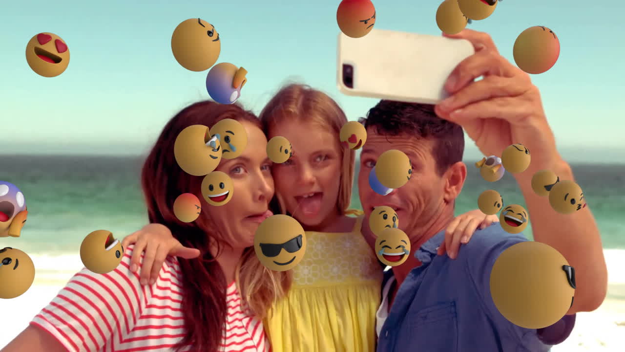 tomando selfies en la playa, la familia rodeada de emoji flotantes