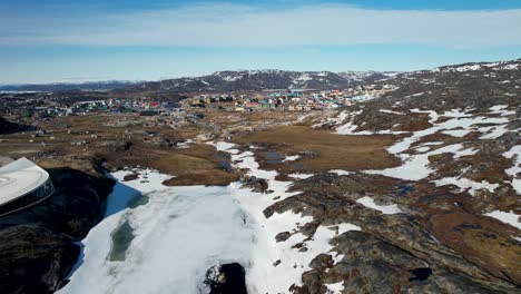 Pequeño-Asentamiento-De-Ilulissat-Con-Casas-Y-Moderno-Centro-Icefjord,-Edificio-Para-Visitantes-Turísticos