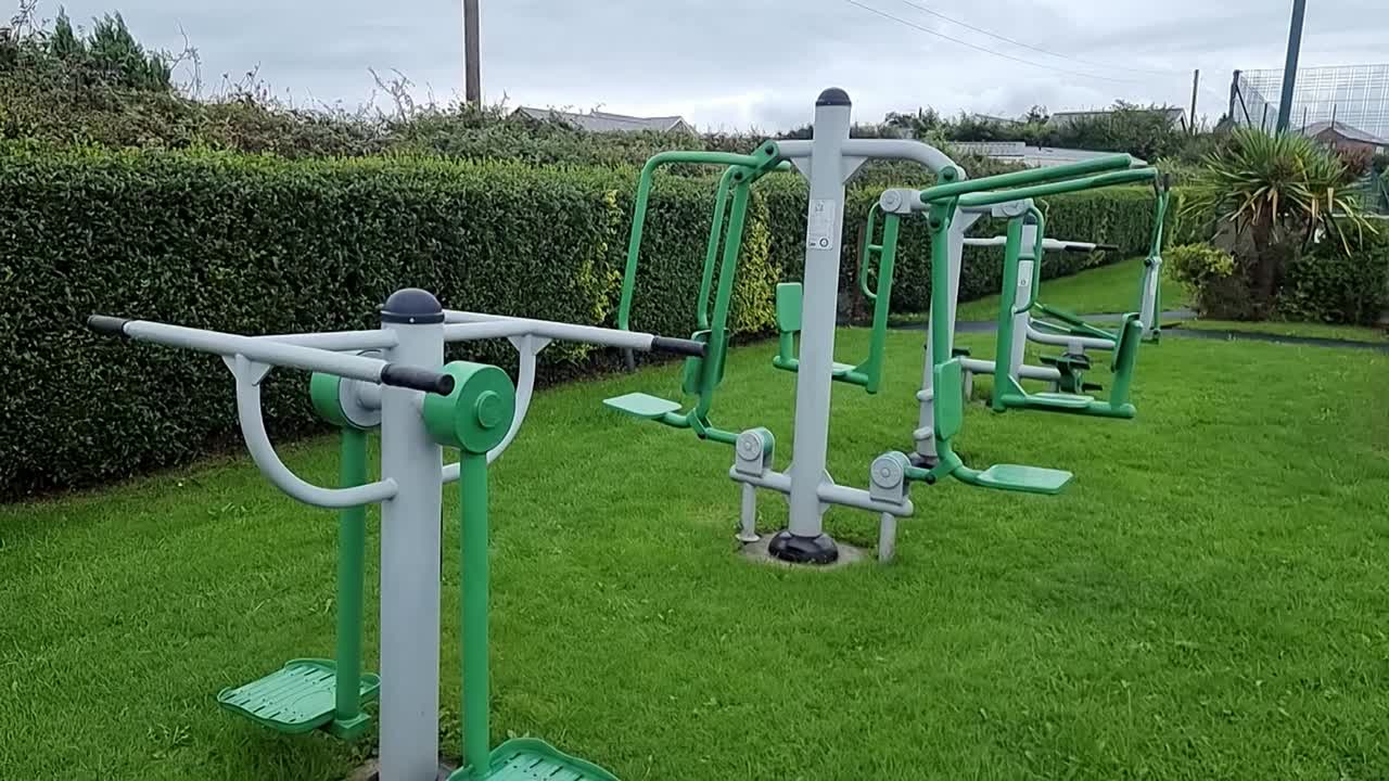 Attrezzature per la mobilità e la salute sportiva da palestra all'aperto in un parco giochi pubblico vacante e inutilizzato.