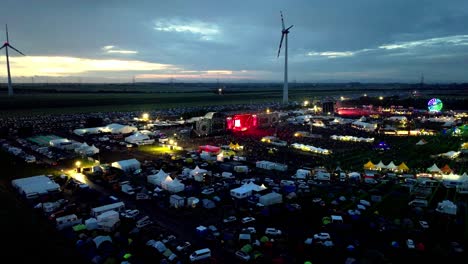 Konzertbühne-Und-Riesige-Menschenmenge-Beim-Nova-Rock-Festival-In-Österreich---Drohnenaufnahme-Aus-Der-Luft