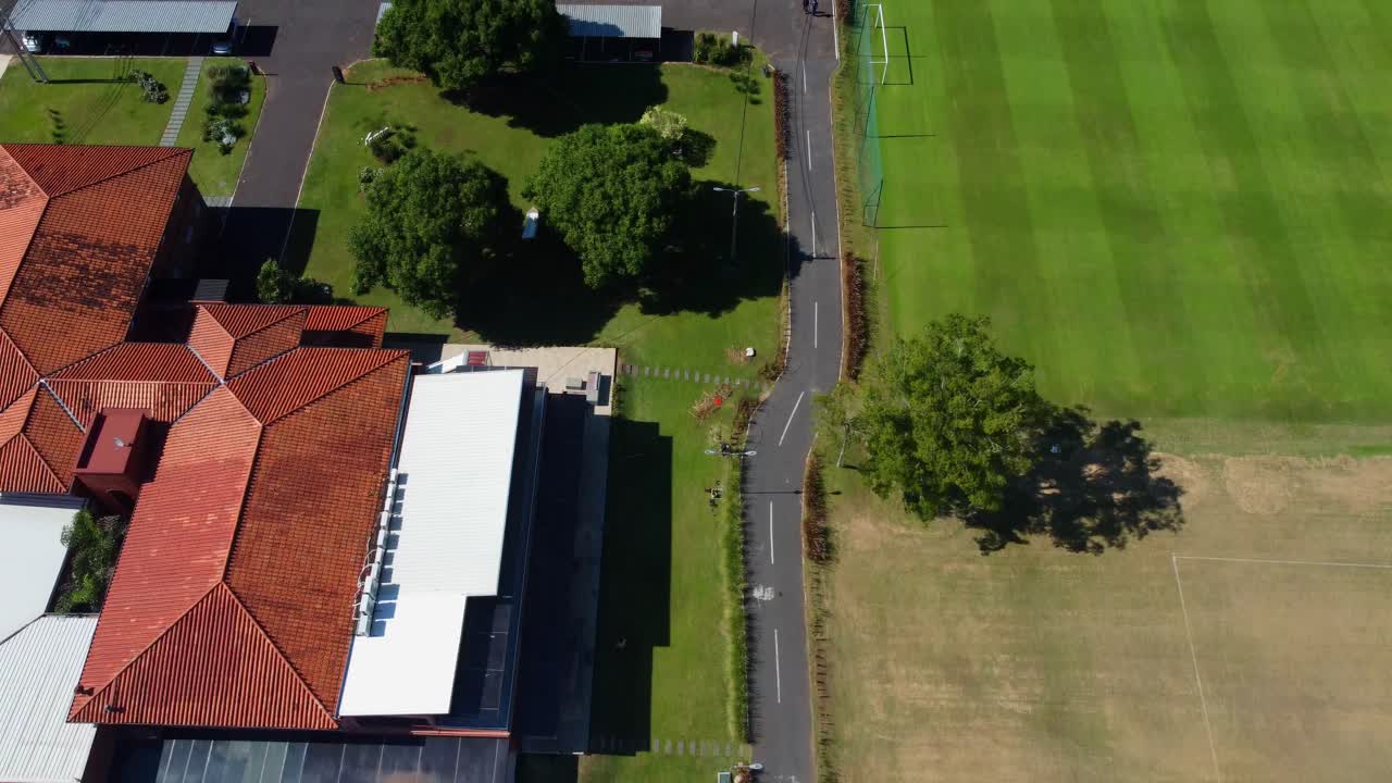 꽤 주거 지역 위를 날고, 멋진 녹색 풍경으로 둘러싸인 벽돌집