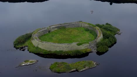 ringfort, doon lough, portnoo, hrabstwo donegal, irlandia, wrzesień 2021