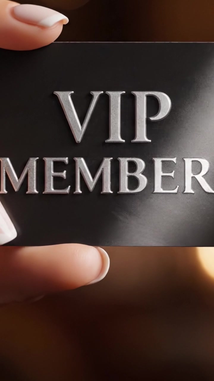 Vue rapprochée d'une main tenant une carte de membre VIP, soulignant l'élégance et l'exclusivité, parfaite pour les promotions d'adhésion et le branding de luxe