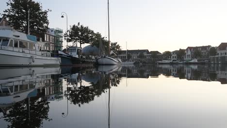 des bateaux amarrés dans la rivière spaarne au petit matin