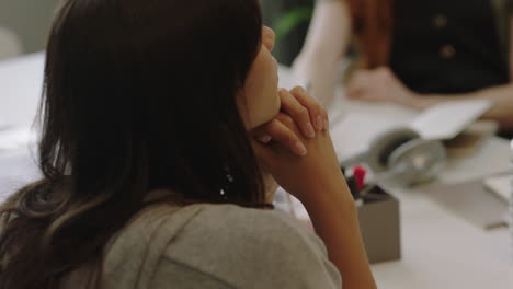 Jóvenes-Empresarios-En-Un-Colega-De-La-Sala-De-Juntas-Usando-Un-Teléfono-Inteligente-Tomando-Una-Foto-Del-Líder-Del-Equipo-Presentando-Una-Reunión-Financiera-En-Un-Teléfono-Móvil-De-Cerca