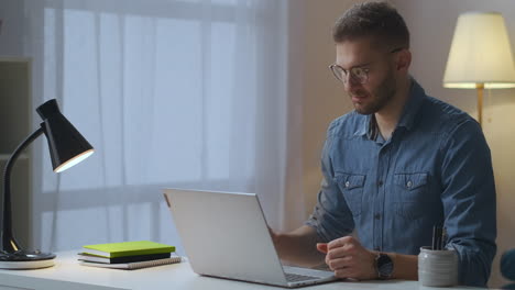 Un-Joven-Está-Chateando-En-Línea-Escribiendo-Y-Enviando-Mensajes-En-El-Chat-En-Comunicación-Portátil-En-El-Servicio-De-Soporte-Técnico-De-Internet