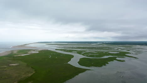 Ominosas-Imágenes-Aéreas-De-Drones-Pantano-Y-Océano-En-Un-Día-Nublado-Oscuro-En-Cape-Cod,-Massachusetts