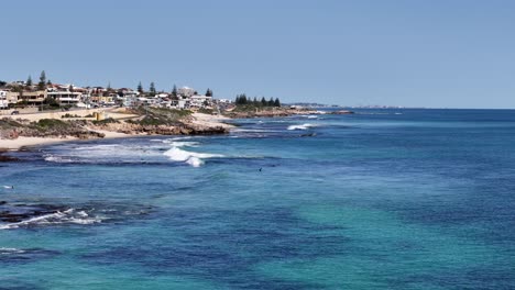 Surf-break-along-the-coast-of-Perth,-Western-Australia-at-low-tide-with-exposed-reef