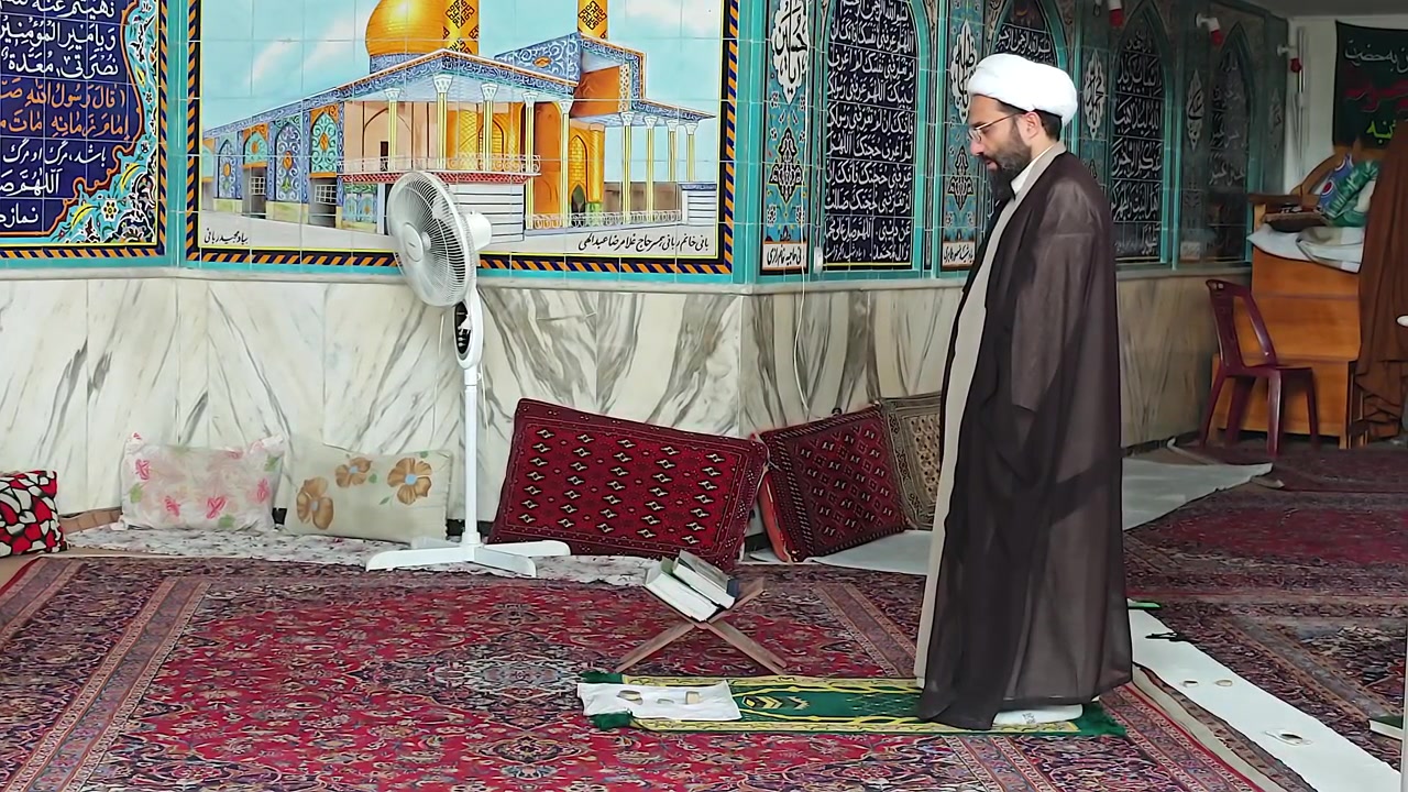 Camide Seccade Üzerinde Namaz Kılan Müslüman Adam