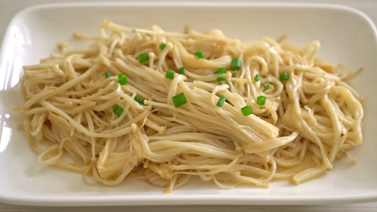 버터로 볶은 황금 바늘 버섯