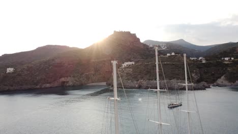 Kythira,-Griechischer-Inselstrand-Und-Weiße-Kythira-Festung-Mit-Weißen-Dorfhäusern-Im-Hintergrund