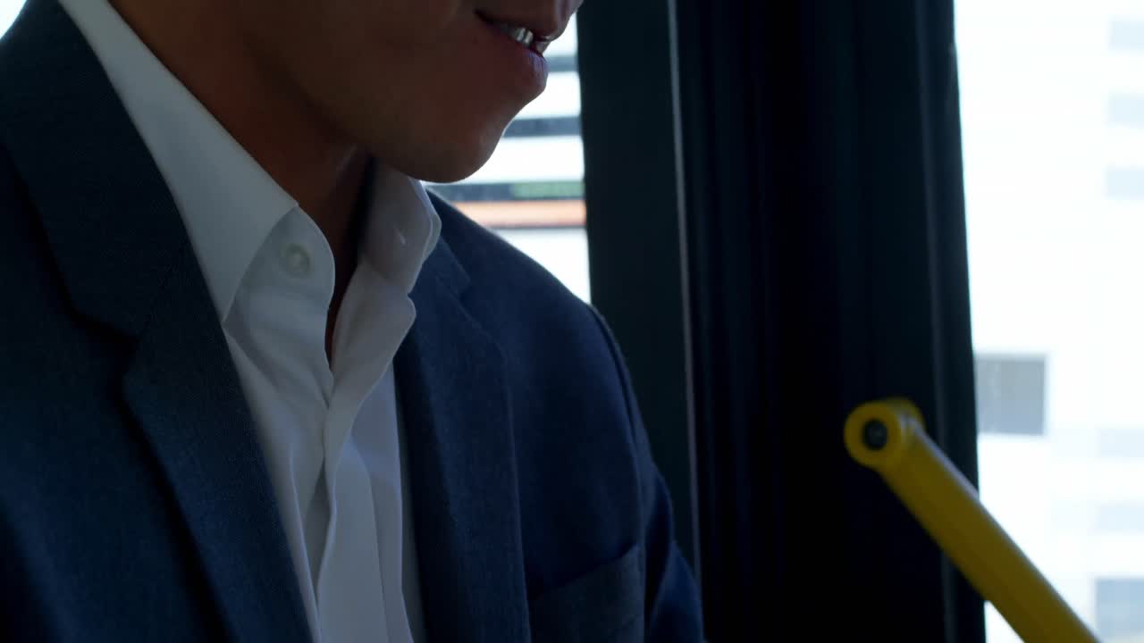 4k 버스에서 여행하는 동안 휴대 전화를 사용하는 비즈니스 통근자