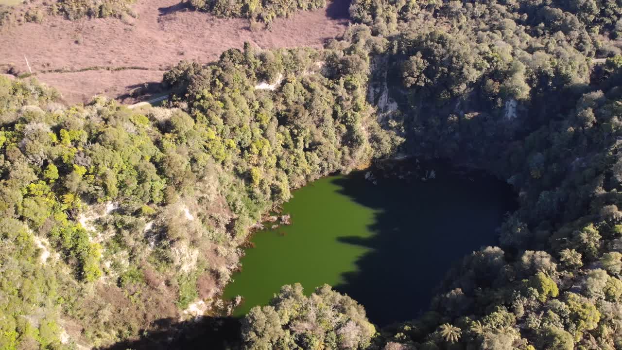 Toma aérea orbital del Lago del Cráter Sur en el Valle del Rift Volcánico de Waimangu
