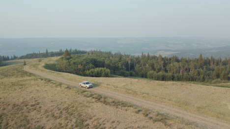 Antenne,-Weißer-Pick-up-LKW,-Der-Abseits-Der-Straße-In-Espen-Parkland-Grünland-Fährt