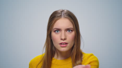 Portrait-of-angry-attractive-woman-screaming-at-camera-on-grey-background.