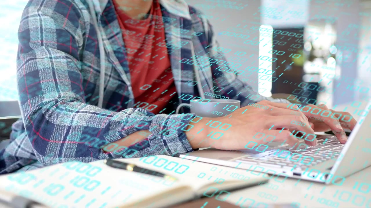 Mann beginnt mit Tippen auf Laptop, überprüft Notizbuch, Binär-Overlay über Händen unterstützt Codierung