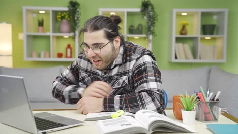 joven mirando imágenes inapropiadas en su computadora portátil.