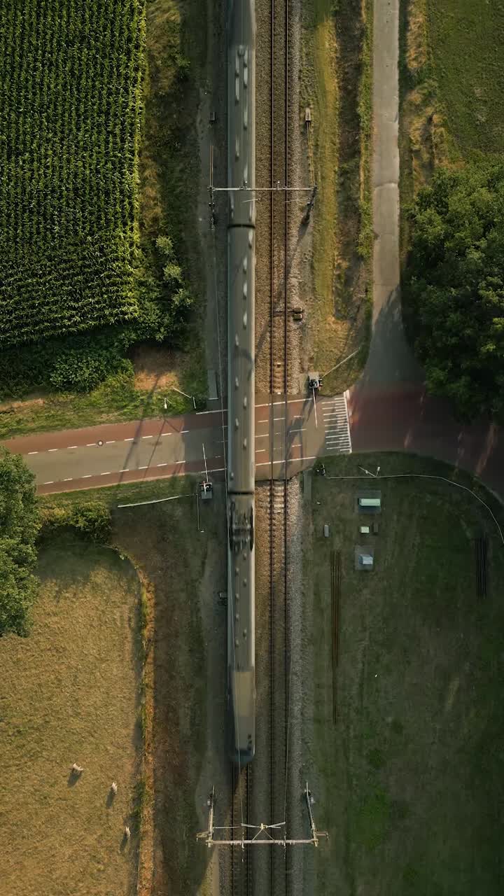Vista aerea di treno che attraversa un passaggio a livello