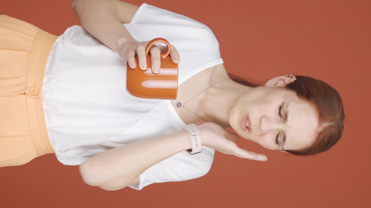 치아의 열 민감성의 수직 비디오.