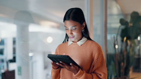 Business-woman,-tablet-and-typing-at-night