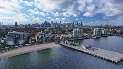 Playa-Y-Muelle-De-Port-Melbourne-Con-El-Paisaje-Urbano-De-Melbourne-Más-Allá