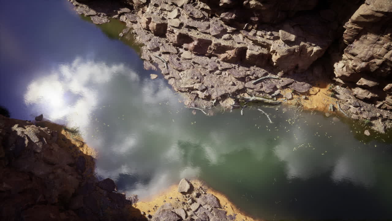Scogliere dai colori vividi che creano paesaggi di canyon scolpiti con riflessi