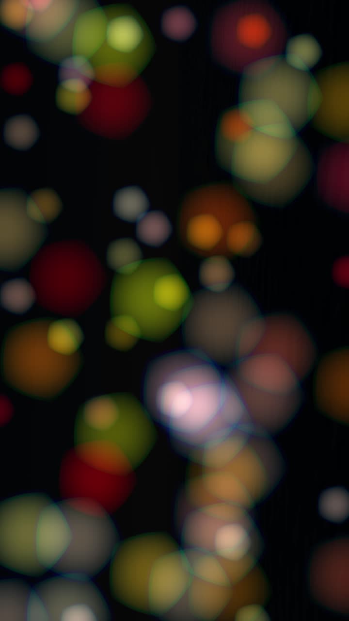 Loop continuo di luci bokeh soffuse, colorate e sfocate che fluttuano delicatamente su uno sfondo nero. Formato verticale per storie sui social media festive, creative o sognanti.
