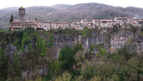 vista abierta del edificio en la cima de una montaña rocosa en san felíu de guixols en cataluña, españa