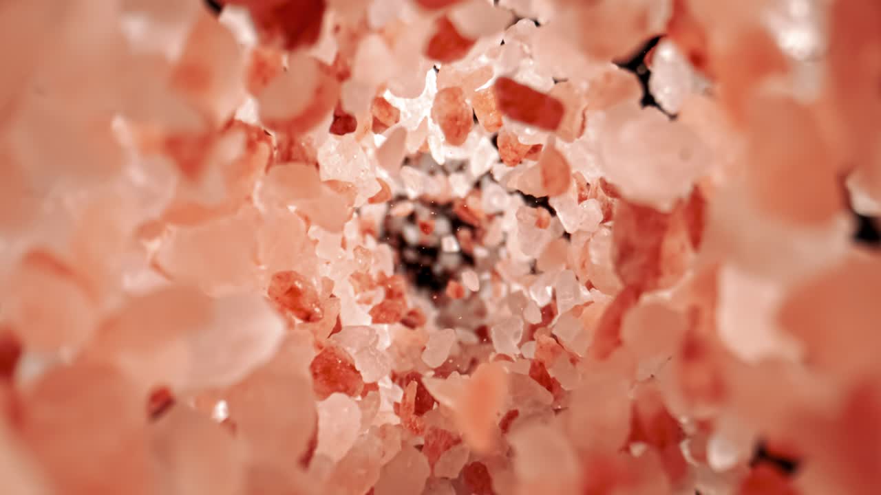 히말라야의 분홍색 소금은 슈퍼 슬로 모션으로 떨어지고 있습니다. 핑크 히멀라야 소금은 테이블 소금이나 바물 소금보다 20 배나 비싸습니다. 슈퍼 스로 모션 카메라 1000fps로 촬영되었습니다.