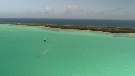 toma aérea pan izquierda hombre kitesurf en paraíso caribeño los roques, isla las salinas