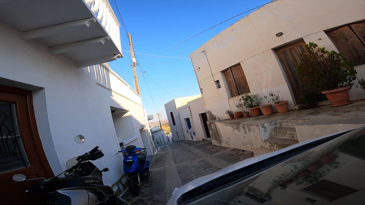 tortuosa strada stretta in un piccolo villaggio con