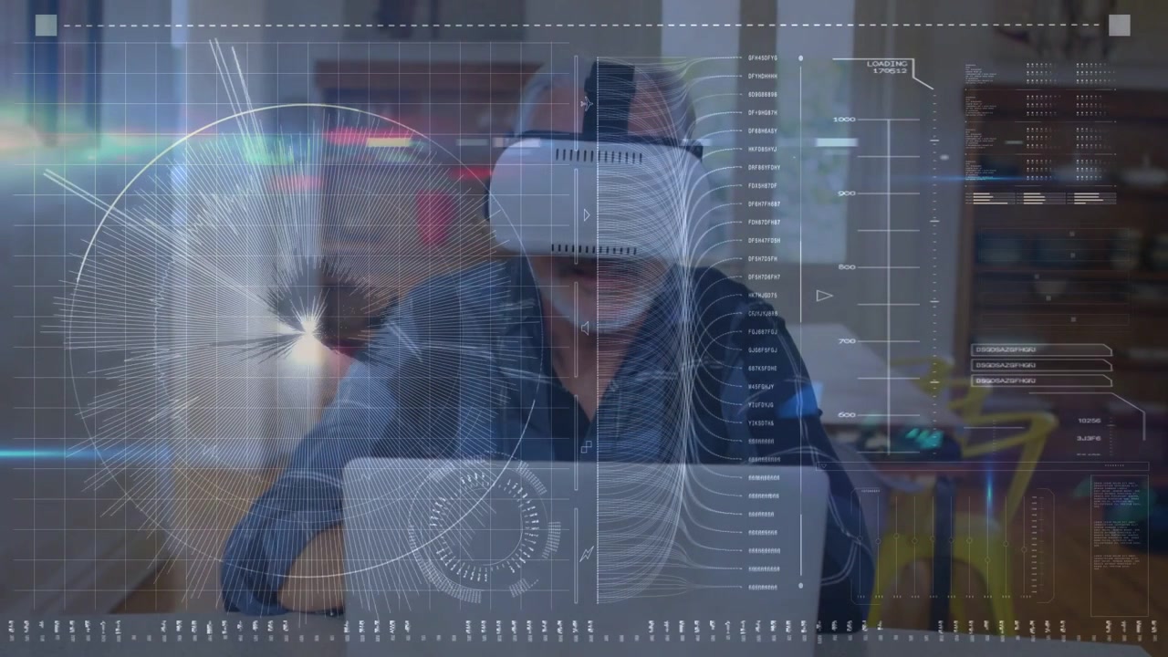 Mann mit VR-Headset am Laptop reagiert auf HUD-Eingabeaufforderungen, greift und bedient, um durch die Technologie zu navigieren.