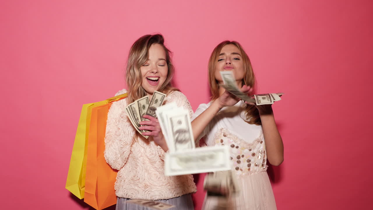 행복 한 친구 들 이 성공적 인 쇼핑 여행 을 축하 하고 있다