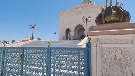 Splendid-pan-view-of-Rabat's-Hassan-Tower-and-Mausoleum-of-Mohammed,-Morocco