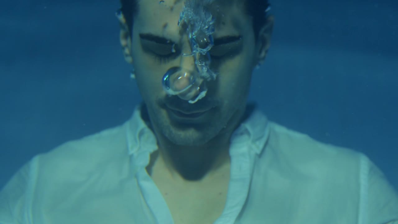 modelo masculino bajo el agua