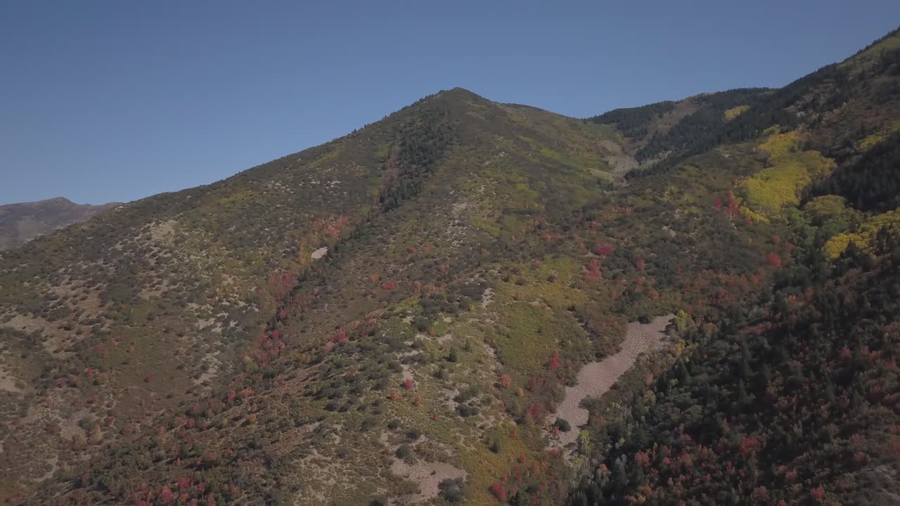 capturando hermosas montañas de utah en otoño con cámara aérea